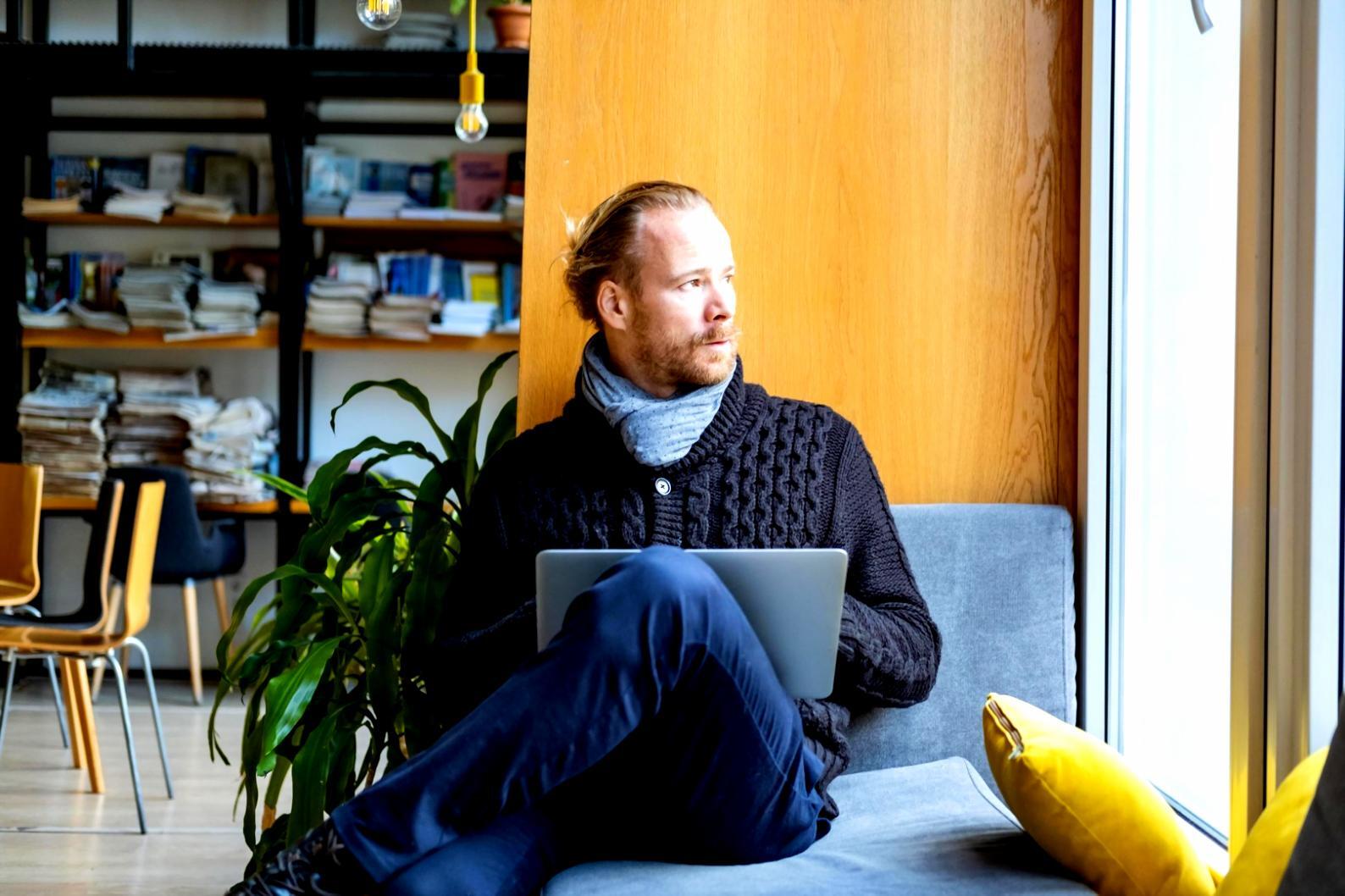 Teilnehmer arbeiten gemeinsam an Finanzanalysen