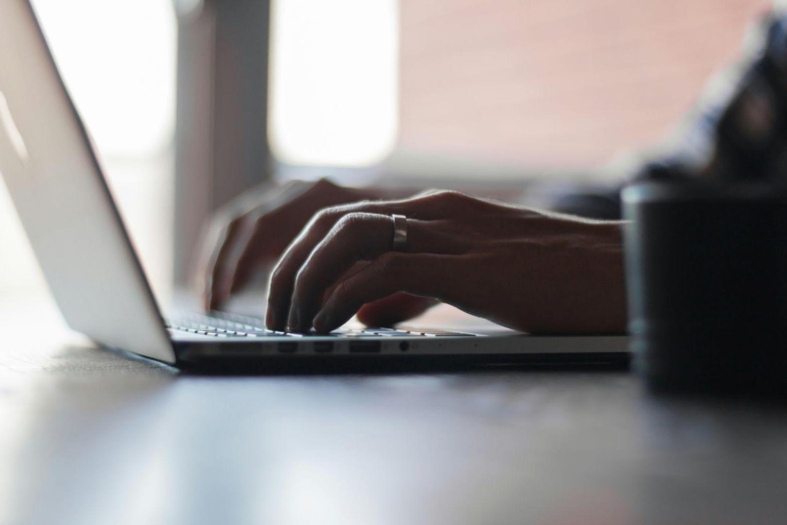 Lernmaterialien und Laptop auf einem Schreibtisch